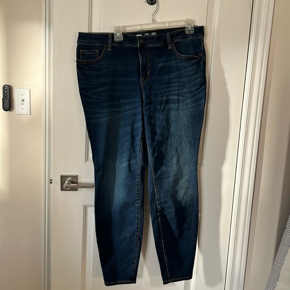 NWOT Old Navy Rockstar Skinny Jeans - Picture 1 of 2